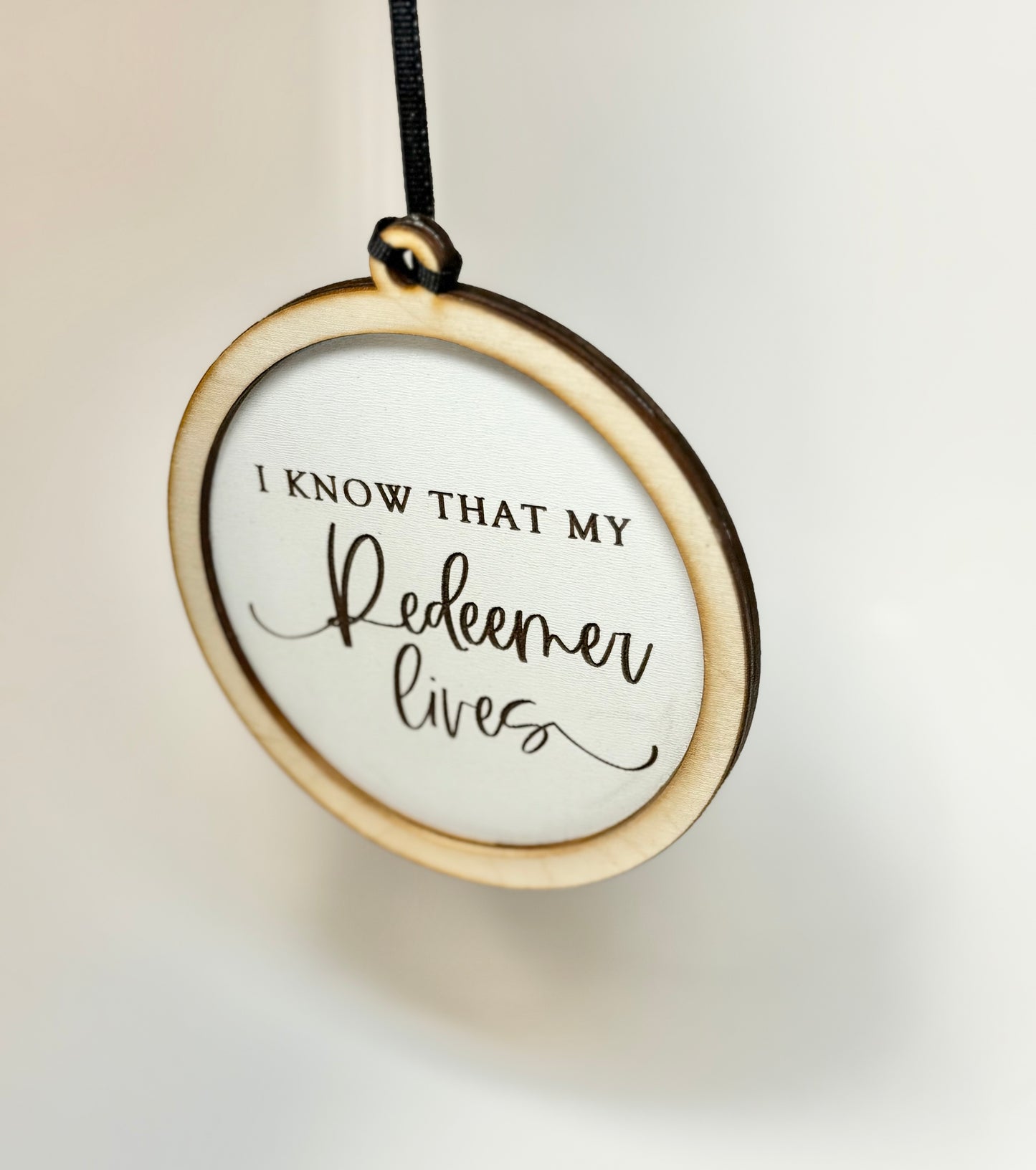 I know that my Redeemer Lives - Round Hanging Ornament